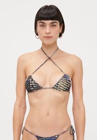 Triangularni bikini zgornji del s križnimi naramnicami, ki ima večbarvni živalski vzorec v odtenkih modre, zelene in rjave barve, gladka tekstura.
