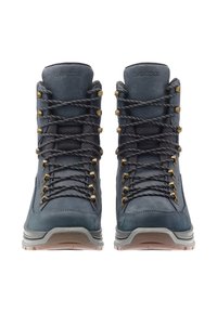 Een paar marineblauwe wandelschoenen met zwart-witte veters, gouden oogjes, gevoerde tongen en duurzame rubberen zolen.