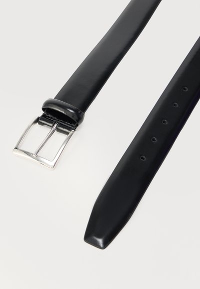 Sort læderbælte med en skinnende sølvmetalspænde, der har flere huller til justering af størrelsen og et spidst spidsdesign.