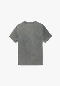 T-shirt grigio a maniche corte con una leggera trama sbiadita e usurata e colletto a girocollo. Tessuto liscio senza motivi o dettagli visibili.