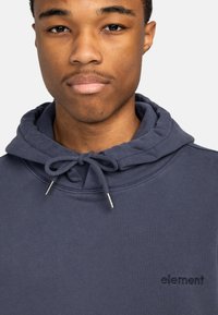 Sudadera navy de algodón, con cordones con puntas de plata y un logotipo "element" bordado en el pecho.