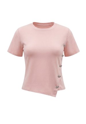Lyserød t-shirt med korte ærmer, rund hals og fem små knapper formet som sommerfugle ned ad den ene side samt asymmetrisk søm.