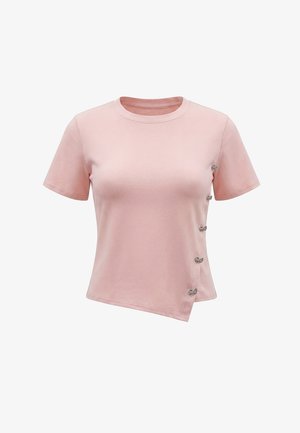 Jasnoróżowy t-shirt z krótkim rękawem, okrągłym dekoltem, pięcioma małymi guzikami w kształcie motyla z boku i asymetrycznym dołem.