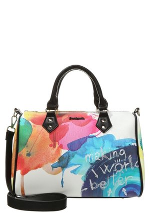 Käsilaukku, jossa mustat kahvat ja hihna, monivärisiä vesiväriläiskiä ja teksti "making world better" valkoisella taustalla.