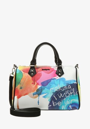 Bolso con asas y correa negras, salpicaduras multicolores de acuarela y texto "making world better" sobre fondo blanco.