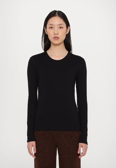 T-shirt nera a maniche lunghe con collo rotondo e vestibilità slim. Il tessuto ha una consistenza liscia e non presenta motivi o decorazioni visibili.