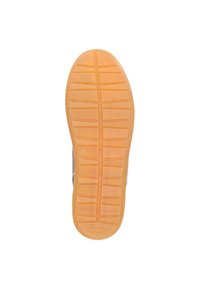 Gummiaußensohle mit einer strukturierten, gemusterten Oberfläche in Orange. Der Schuh hat ein graues Obermaterial mit einem weißen Besatz.