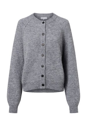 Cardigan gris en tricot avec un col rond, fermeture à boutons et manches raglan. Présente une texture horizontale et des boutons noirs.