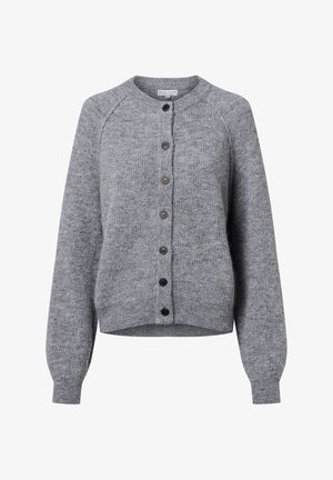 Cardigan gris en tricot avec un col rond, fermeture à boutons et manches raglan. Présente une texture horizontale et des boutons noirs.