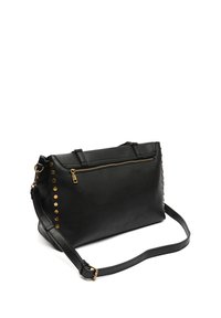 Sac à épaule en cuir noir avec des accents de clous dorés, forme rectangulaire, fermeture zippée sur le dessus et bandoulière réglable. Texture lisse et design minimaliste.