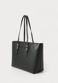 Zwarte leren tote bag met een textuurafwerking, dubbele handvatten, gouden hardware-accenten en een gestructureerde rechthoekige vorm.