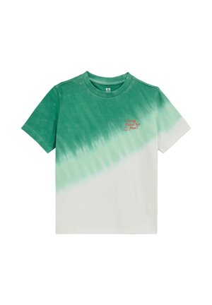 T-shirt à manches courtes avec un dégradé vert et blanc et un texte rouge "Long Time No Sea!" sur le haut à gauche de la poitrine.