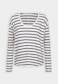 Witte longsleeve shirt met zwarte horizontale strepen, ronde halslijn en een iets lose pasvorm.