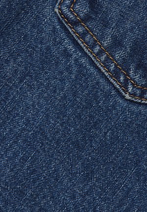 Sötétkék farmer textil, finom textúrával, világos pöttyökkel és kontrasztos narancssárga varrással a zsebek varrásain.