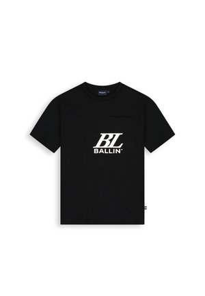 Zwart T-shirt met korte mouwen, een borstzakje en wit "BL BALLIN" logo gedrukt in het midden voorop.