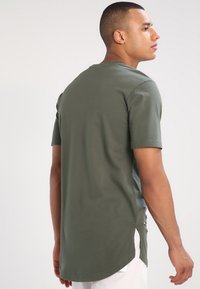 Urban Classics Apdrukāts T-krekls - olive
