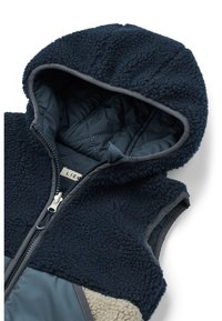 Blaues Fleece-Weste mit Kapuze, featuring einer strukturierten Außenschicht und einem gesteppte Innenfutter. Reißverschluss und kontrastierende beige Paneeldetails.
