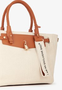 Borsa a tracolla tessuta beige con rifiniture in pelle marrone, manici intrecciati e lucchetto dorato. Include una tracolla con testo stampato.