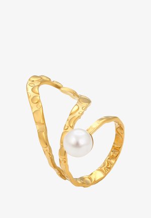 Anello aperto in oro con texture, caratterizzato da un design a doppia banda irregolare e un singolo accento di perla bianca su un lato.