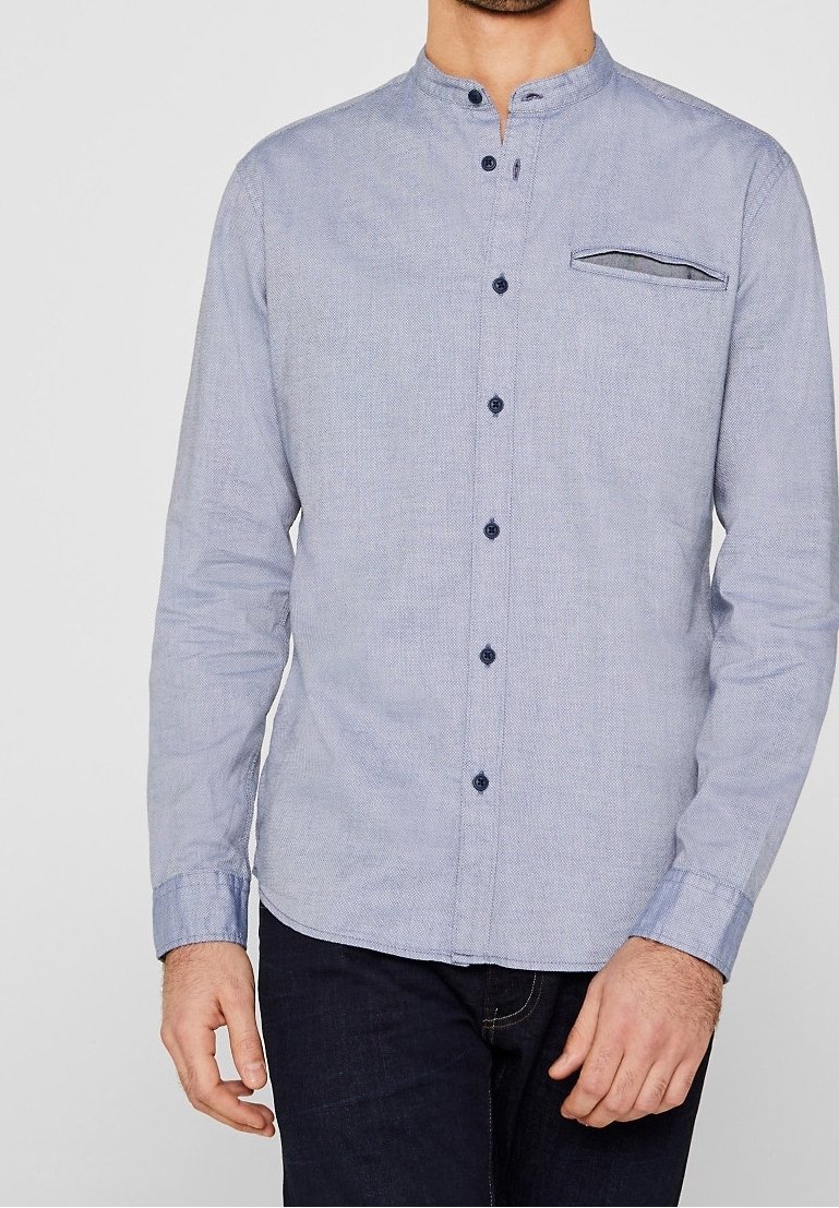 Camicia a maniche lunghe in tessuto azzurro chiaro con un motivo sottile, colletto alla coreana e taschino sul petto. Presenta bottoni blu scuro e dettagli sui polsini.