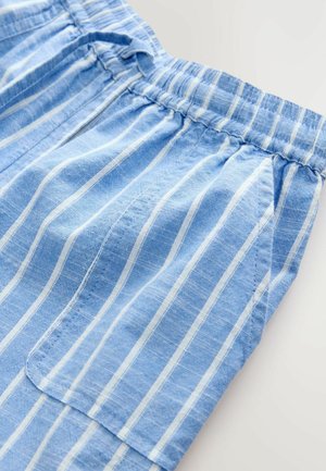 Zilā un baltā svītrota auduma, ar elastīgu jostasvietu un sānu kabatu, izgatavots no viegla, teksturēta materiāla.