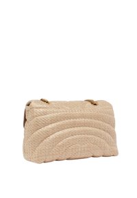 Borsa a tracolla in paglia intrecciata di colore beige con un design testurizzato a coste e doppie cinghie a catena. Forma rettangolare compatta, adatta all'uso quotidiano.