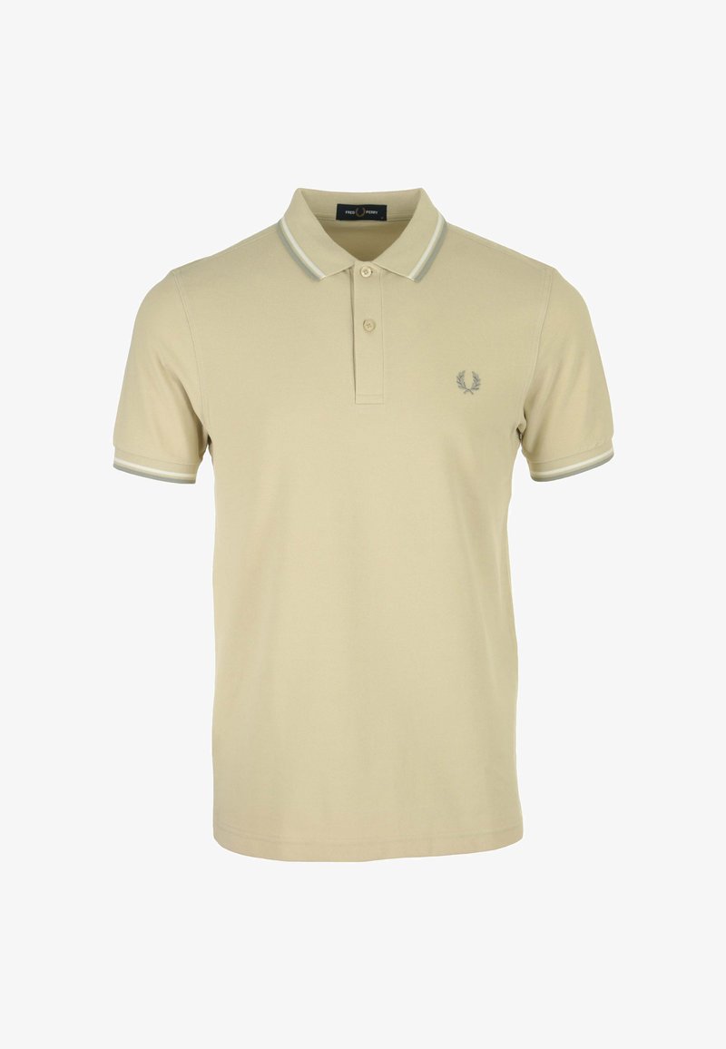 Polo beige realizzato in morbido tessuto di cotone. Presenta un colletto classico, due bottoni e strisce grigie a contrasto sul colletto e sulle maniche.