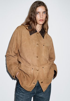WITH SUEDE COLLAR DETAIL  - Veste en similicuir - brown