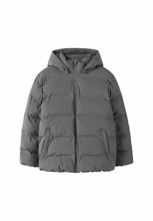 Giacca puffer grigia con cappuccio, caratterizzata da una chiusura zip frontale e due tasche laterali, esposta su uno sfondo bianco semplice.