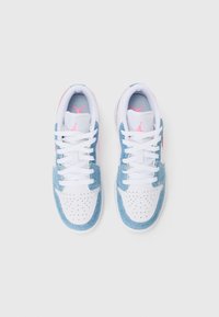 Paire de baskets blanches avec des détails en suède bleu clair et des logos roses, vue de dessus sur un fond blanc uni.
