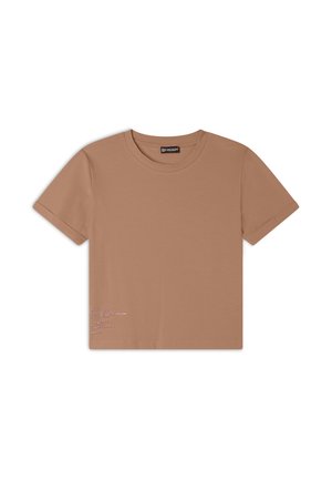 T-shirt marrone a maniche corte in tessuto morbido, con scollo rotondo e un piccolo dettaglio di testo bianco nell'angolo in basso a sinistra.