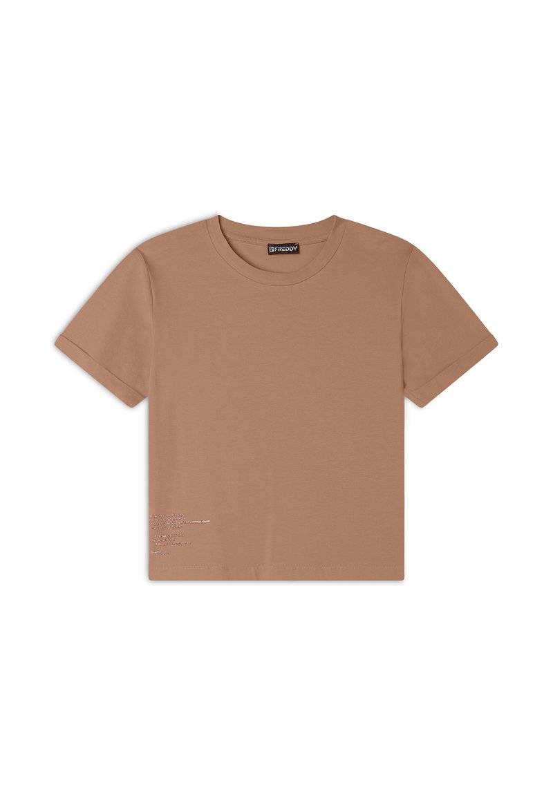 Camiseta de manga corta marrón en tejido suave, con un escote redondo y un pequeño detalle de texto en blanco en la esquina inferior izquierda.