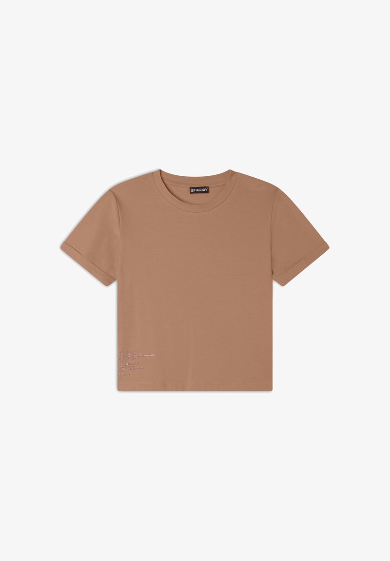 Camiseta de manga corta marrón en tejido suave, con un escote redondo y un pequeño detalle de texto en blanco en la esquina inferior izquierda.