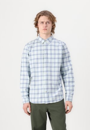 Camisa de botones a cuadros en azul claro y blanco, con cuello, un bolsillo y mangas largas. Tela de algodón, corte regular y textura sutil.
