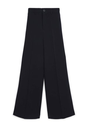 Pantaloni neri a gamba larga realizzati in tessuto testurizzato, con chiusura frontale a bottone, passanti per cintura e pieghe verticali ben definite per un tocco di dettaglio in più.