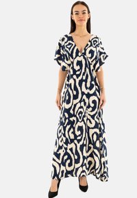 Abito lungo in blu navy e crema con motivo astratto, caratterizzato da maniche corte a farfalla e scollo a V profondo. Tessuto morbido, design lungo fino al pavimento.