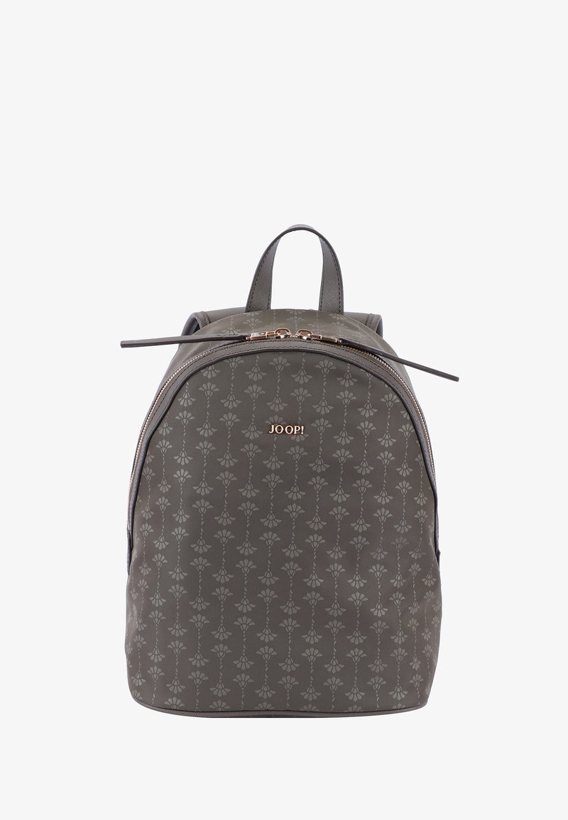 Gråmönstrad ryggsäck med rundad form. Har en slät textur, metallisk dragkedja och logotypdetalj på framsidan. Två överhandtag.