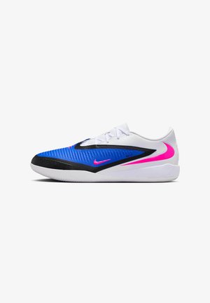 Scarpa da atletica a profilo basso con parte superiore bianca, blu e nera, loghi Nike swoosh rosa e suola bianca, rivolta verso destra su sfondo bianco.