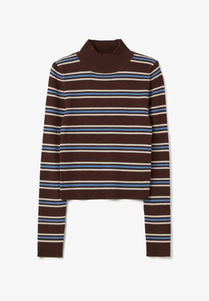 Suéter de cuello alto marrón de canalé con rayas horizontales en azul claro y beige. Presenta un diseño ajustado y mangas largas.