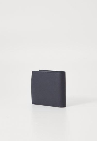 Portefeuille en cuir bleu marine avec une texture lisse, design pliable et bords nets. Forme compacte adaptée pour transporter des cartes et de l'argent.