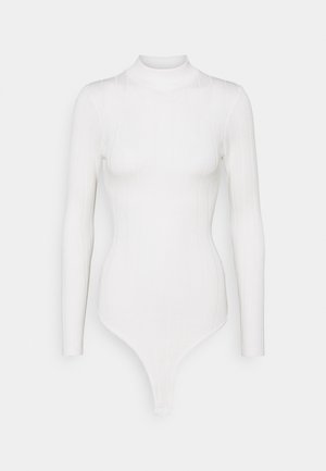 Witte geribbelde body met lange mouwen, hoge hals en aansluitende pasvorm, ontworpen met een thong-stijl sluiting aan de onderkant.