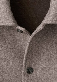 Abrigo de lana gris que presenta una textura suave, cuello con muesca y un único botón negro cerca del escote. Tela lisa con un diseño limpio.