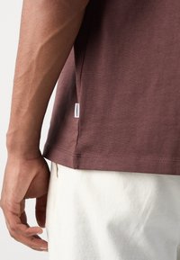 Lindbergh O NECK TEE OVERSIZE - Navadna majica - berry brown