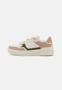 Las zapatillas presentan una combinación de materiales en tonos rosa claro, beige y verde, que incluyen cuero y ante, con un diseño texturizado y una suela elevada.