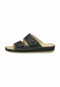 Zwarte geweven slip-on sandaal met twee verstelbare klittenbandsluitingen, een gevoerde zool en contrasterende witte stiksels langs de randen.