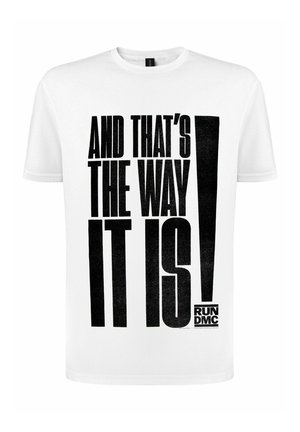 T-shirt blanc avec un grand texte noir indiquant « AND THAT'S THE WAY IT IS ! » et un petit logo « RUN DMC » en bas à droite.