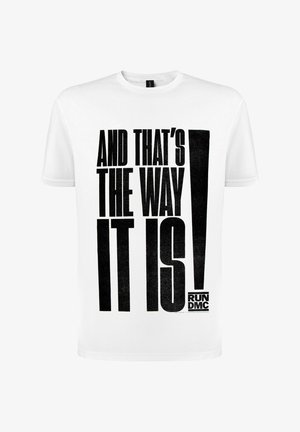 T-shirt blanc avec un grand texte noir indiquant « AND THAT'S THE WAY IT IS ! » et un petit logo « RUN DMC » en bas à droite.