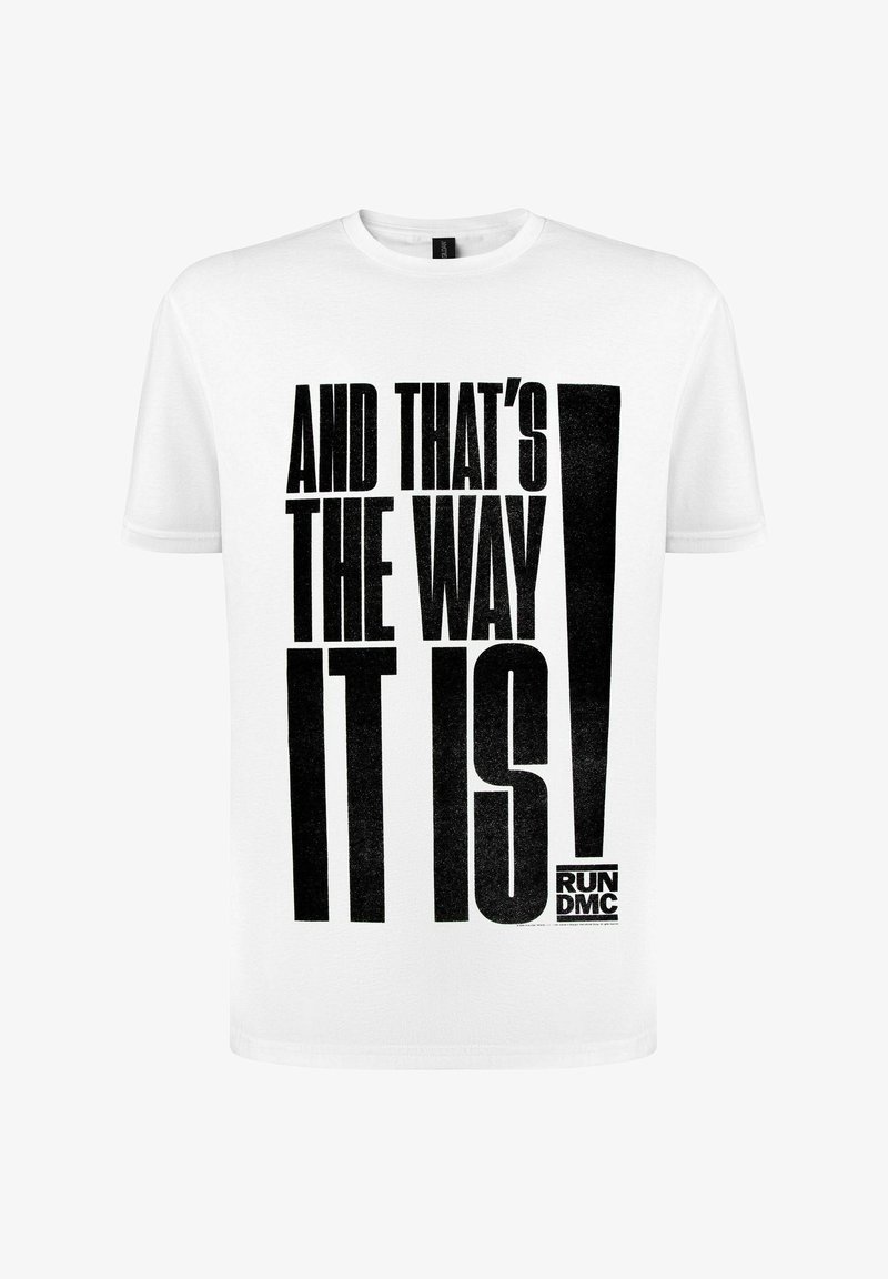 Weißes T-Shirt mit großem schwarzem Text "AND THAT'S THE WAY IT IS!" und kleinem "RUN DMC" Logo unten rechts.