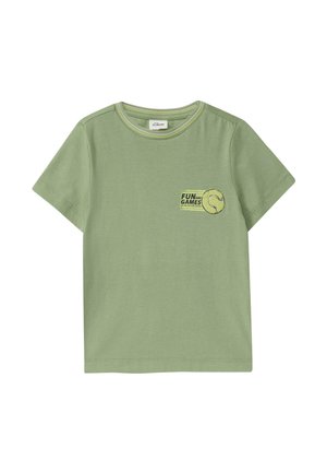 Grünes T-Shirt mit kurzen Ärmeln, rundem Ausschnitt und kleinem Brustdruck mit einem Tennisball und dem Text "FUN AND GAMES."