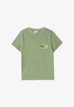 Groen T-shirt met korte mouwen en ronde halslijn, met een kleine borstprint van een tennisbal en de tekst "FUN AND GAMES."